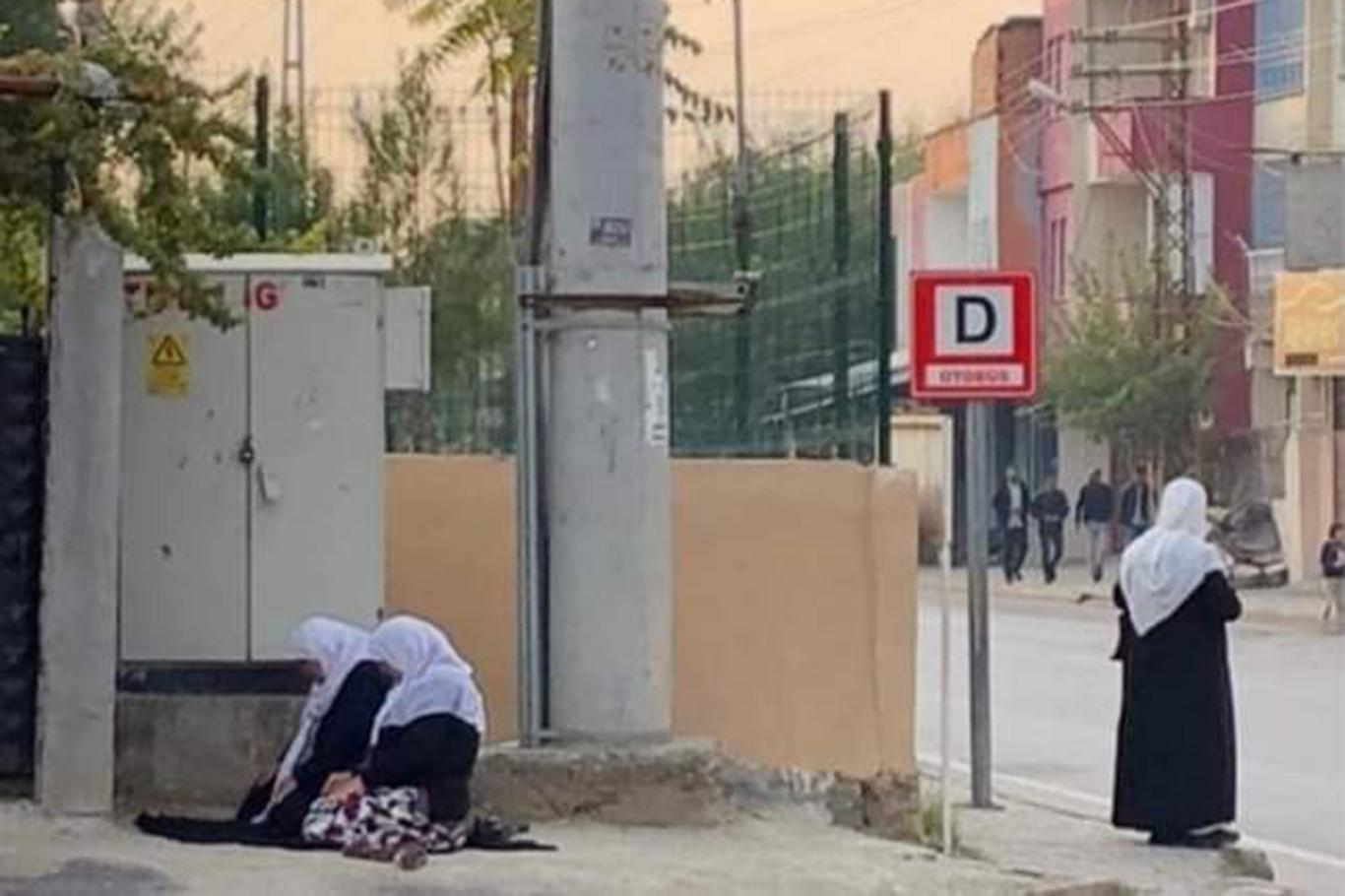 Vaktin çıkmasından endişe edince namazlarını yol kenarında kıldılar Vaktin çıkmasından endişe edince namazlarını yol kenarında kıldılar